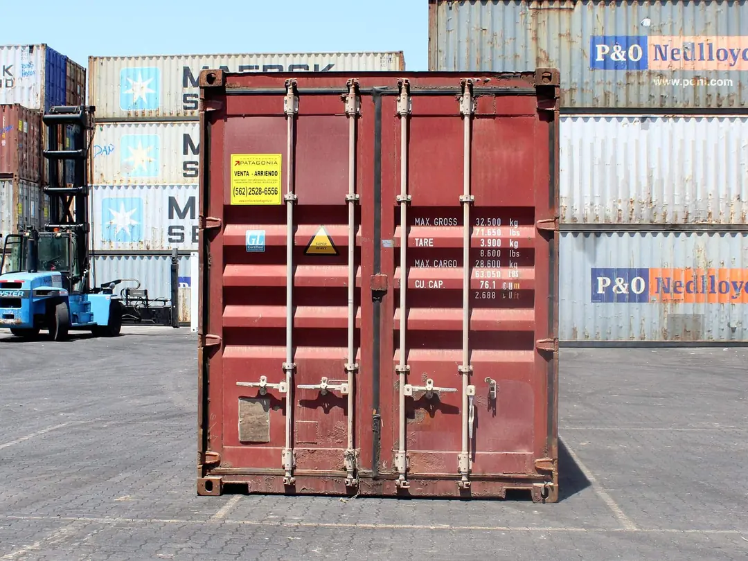 Container marítimo de 40 pies en depósito