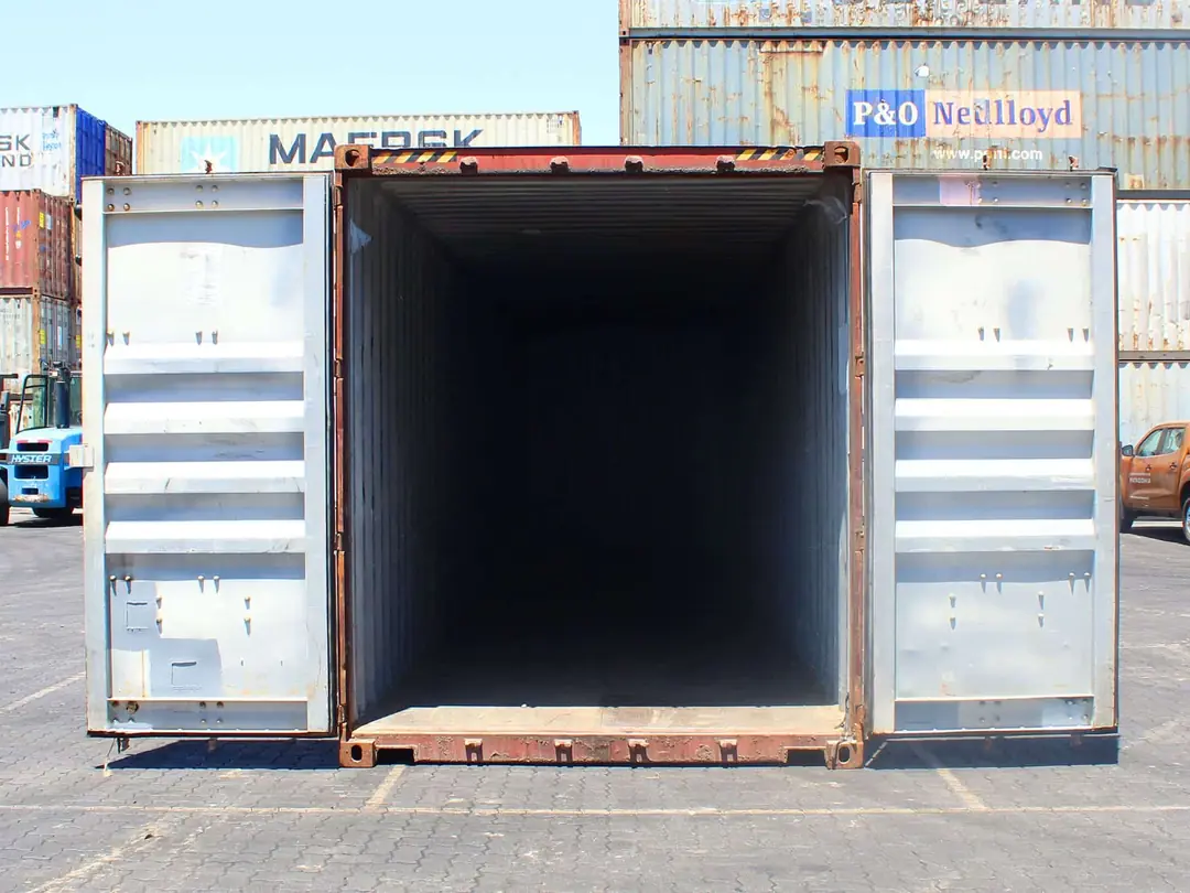 Interior de container marítimo con puertas abiertas, estanco y seco